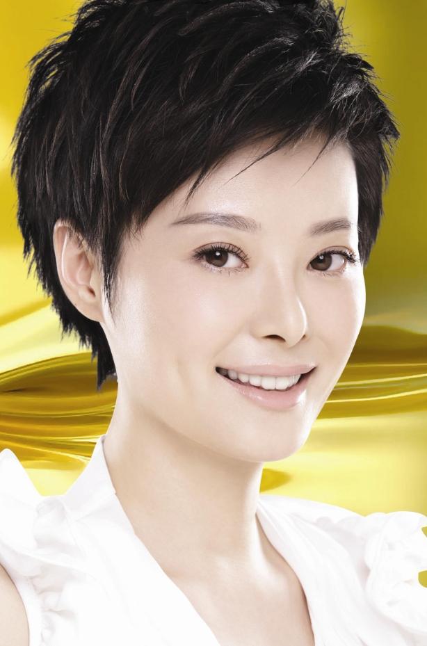 袁立近照曝光，優(yōu)雅自信的年過半百女演員