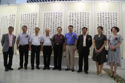 54歲保安自學(xué)書法成南開校園一景