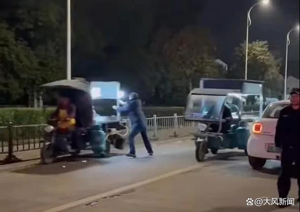 攤販闖卡撞上執(zhí)法車，網(wǎng)友熱議不遵守交通規(guī)則與執(zhí)法不當(dāng)行為
