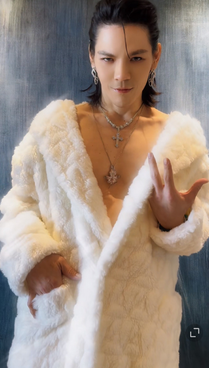 向佐，女生穿男裝之美