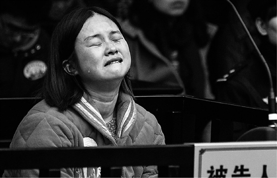 家暴女子稱男方庭審中表白，女子被家暴，男方庭審中不停說愛我，庭審中的表白，男子對女子的愛，家暴案件中的意外表白，男子在庭審中向女子表白