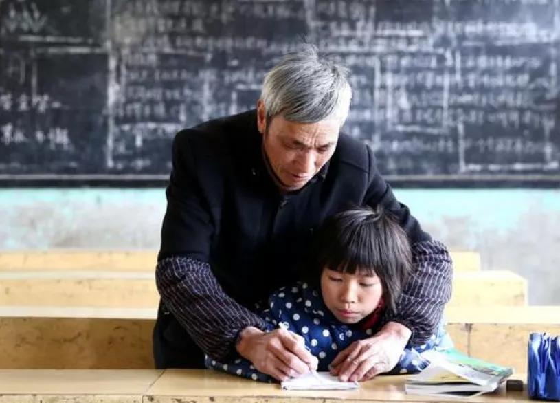 公辦學(xué)校急招代課教師，教育需求緊迫響應(yīng)