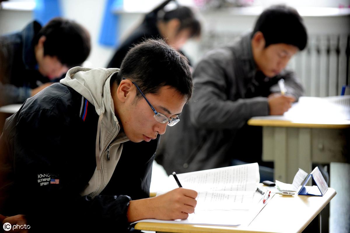 成人本科資格在公務(wù)員考試中的探究，學(xué)歷路徑與可能性分析