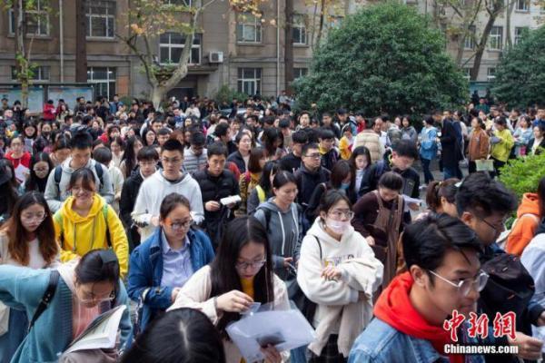 國考成績查詢?nèi)肟诠倬W(wǎng)開通，考生心情復(fù)雜交織，期待與焦慮并存