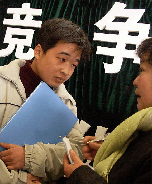 公務(wù)員考上研究生，挑戰(zhàn)與機遇并存的發(fā)展路徑