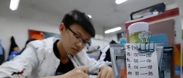 2024年公務(wù)員考試分?jǐn)?shù)線查詢指南，備戰(zhàn)必備參考
