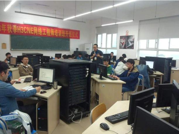 管銀行的公務(wù)員，職責(zé)、挑戰(zhàn)與未來展望探析
